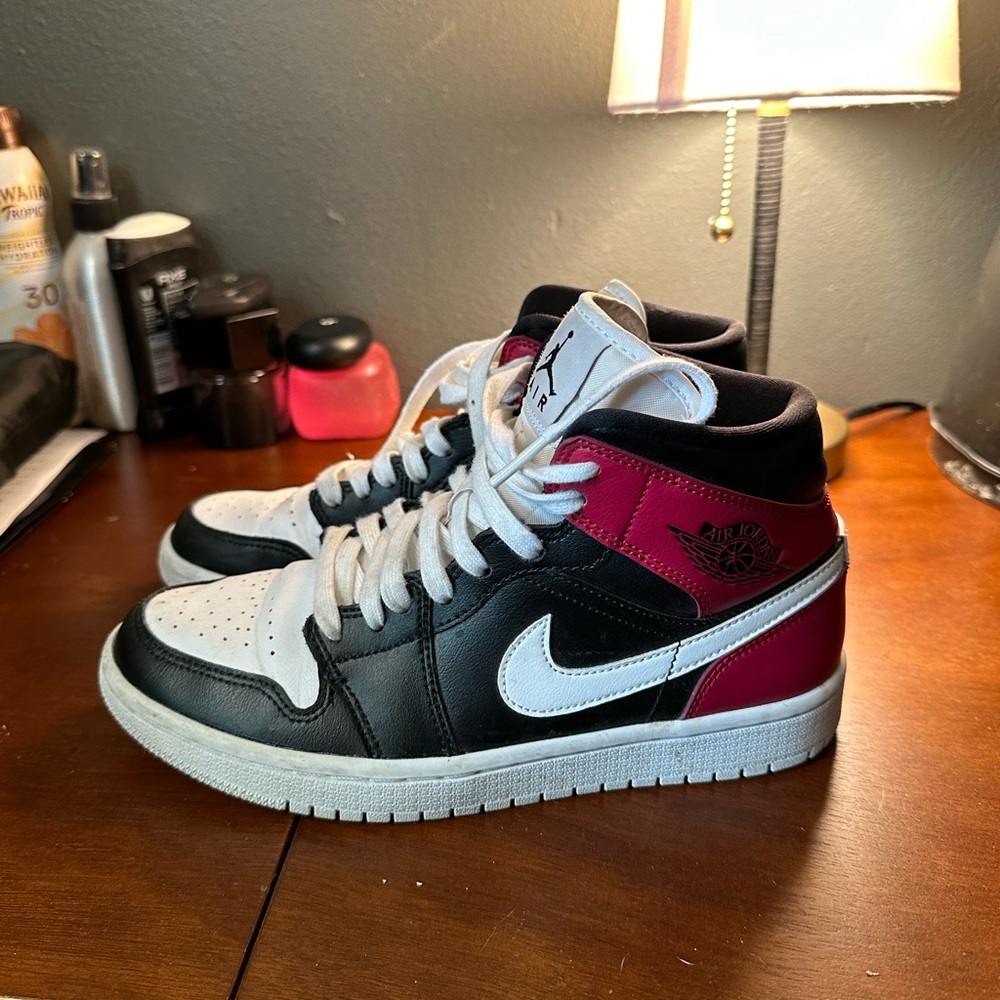 Nike Air Jordan 1 mid Noble Red